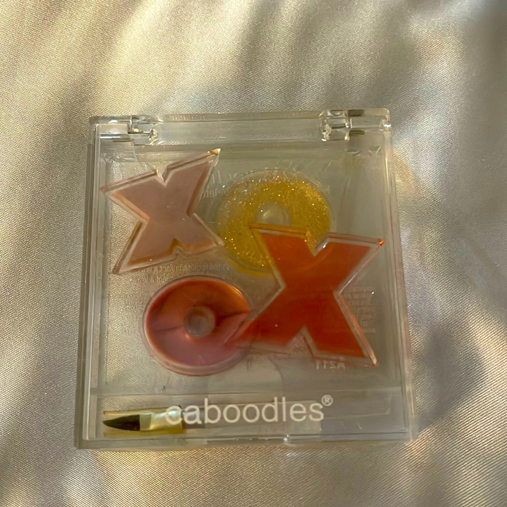 Caboodles Collectable xoxo 💋SEALED
Lip Gloss Compact